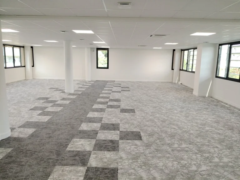 Aménagement complet de bureaux de 1200 m² à Rennes avec plâtrerie, carrelage et peinture