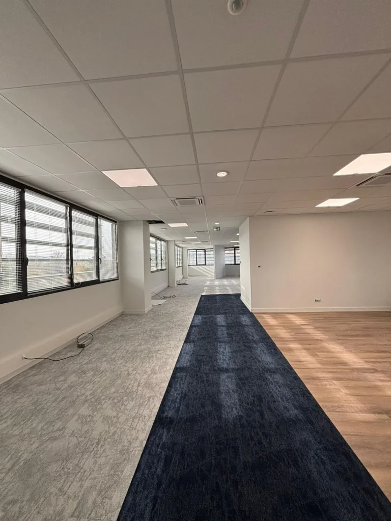 Aménagement complet de bureaux de 1200 m² à Rennes avec plâtrerie, carrelage et peinture