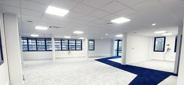 Aménagement complet de bureaux de 1200 m² à Rennes avec plâtrerie, carrelage et peinture