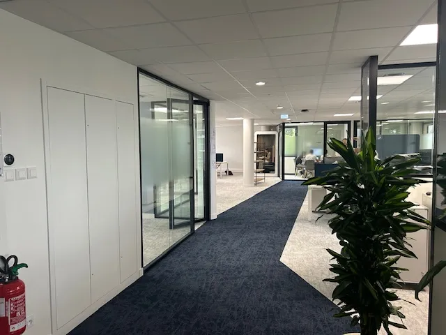 Aménagement complet de bureaux de 1200 m² à Rennes avec plâtrerie, carrelage et peinture