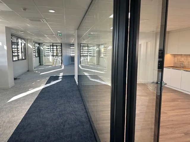 Aménagement complet de bureaux de 1200 m² à Rennes avec plâtrerie, carrelage et peinture