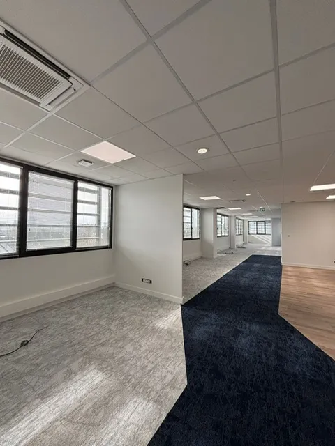 Aménagement complet de bureaux de 1200 m² à Rennes avec plâtrerie, carrelage et peinture