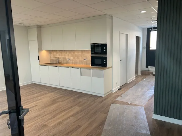 Aménagement complet de bureaux de 1200 m² à Rennes avec plâtrerie, carrelage et peinture