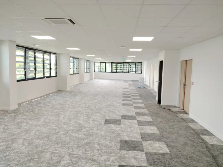 Aménagement complet de bureaux de 1200 m² à Rennes avec plâtrerie, carrelage et peinture